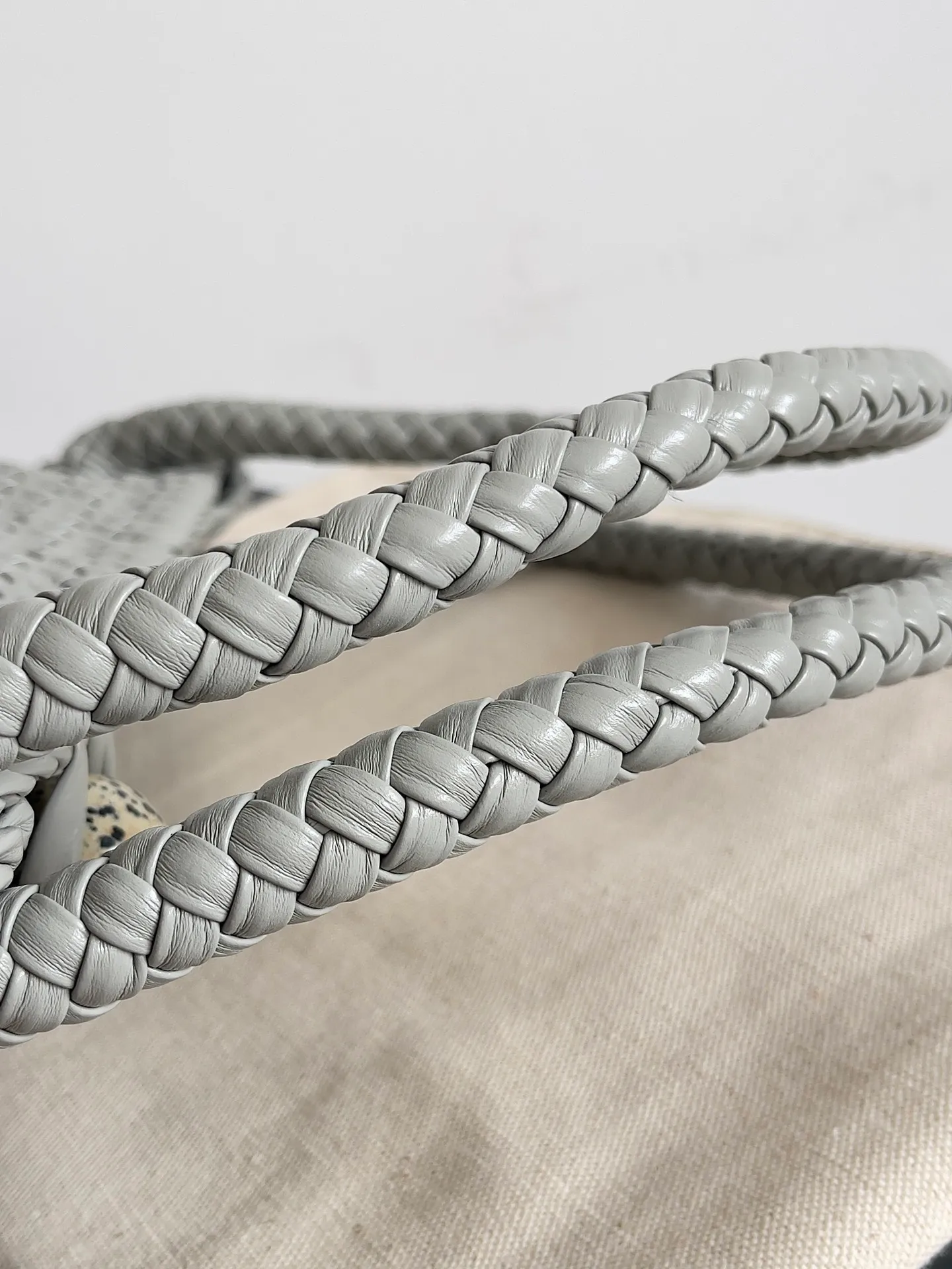 Batch 5960 BV collectible small woven handbags are really YYDS!! Bottega Veneta’s most classic small woven handbags are back! ! Dalmatian stone is more noble. We use the highest quality leather with the highest craftsmanship to create the most precious works. We have created the original Intrecciato leather weaving process. This unique traditional exclusive leather weaving method has not only become our logo, but also reflects the time-consuming and labor-intensive craftsmanship of our products. ❤️ The new TOSCA handbag It must be a selection worth collecting🆕⚠️⚠️Baby, gold balls, malachite, pearls, spotted stones can be sold individually and can be assembled by yourself. Style number: 716974 Size: 27*9*18cm